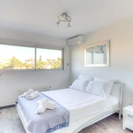 Mimosas Furnished Flat * アンティーブ